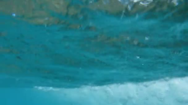 Imágenes submarinas de 4k de olas marinas rodando — Vídeo de stock