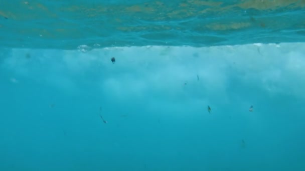 4k bajo el agua de vídeo de las olas marinas de gran alcance. Tiro perfecto para ilustrar los deportes acuáticos de surf o el poder de la naturaleza — Vídeo de stock