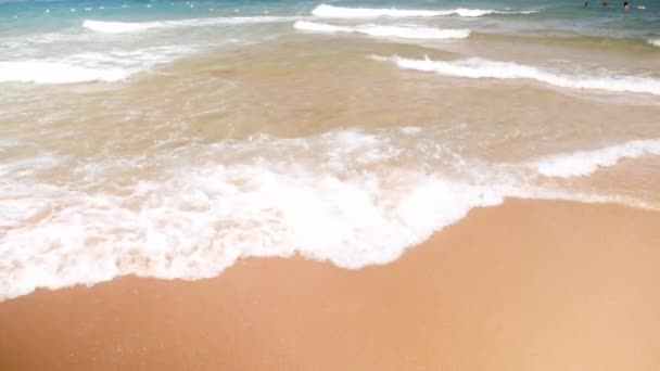 4k video en cámara lenta de las olas del mar rodando en la playa de arena en el día soleado brillante — Vídeos de Stock