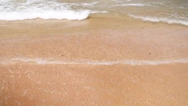 4k повільний рух морських хвиль, що ламаються на піщаному морському пляжі — стокове відео