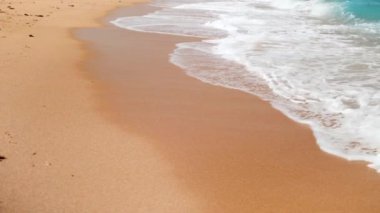 okyanus sahilinde dalgaların 4k yavaş çekim video o nthe kıyı haddeleme