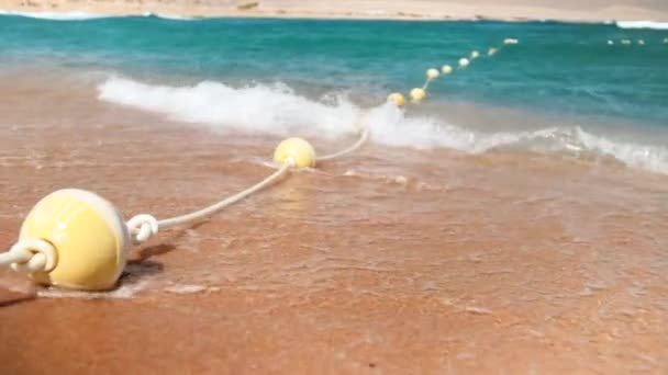 Zeitlupenvideo von Bojen auf dem Meer, die eine sichere Zone zum Schwimmen zeigen — Stockvideo