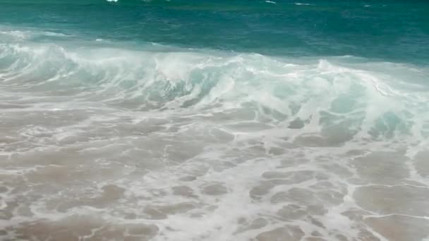 4k Slow Motion mooie video van blauwe zee golven breken over de kustlijn. Oceaan golven op het zandstrand — Stockvideo