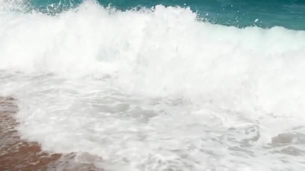 4k câmera lenta closeup vídeo de ondas do mar grande quebrando na praia arenosa — Vídeo de Stock