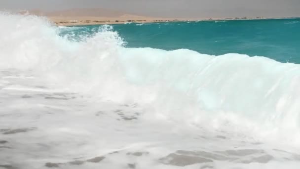 慢动作 4k 视频 的海浪滚在沙滩上 — 图库视频影像