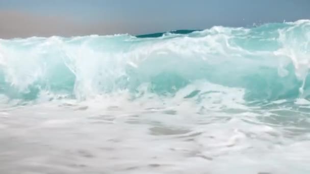 Slow motion 4k video of breaking big ocean wabes on the beach — Stock Footage Slow motion 4k video of breaking big ocean wabes on the beach Stock Video