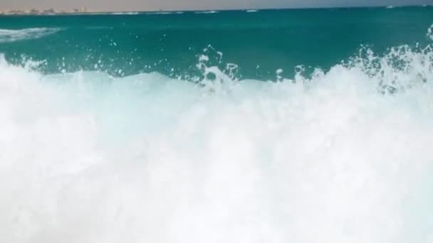 4k pomalý pohyb nádherný obraz modrých mořských vln, které se rozbíjejí přes břeh. Mořské vlny na písečné pláži — Stock video
