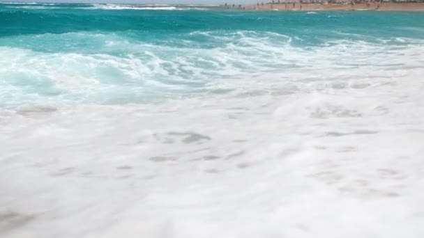 4k ralenti belle vidéo de vagues de mer bleue se brisant sur le rivage. Vagues océaniques sur la plage de sable — Video