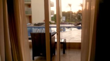 Lüks villa dışarı yürüyüş ve gün batımında açık yüzme havuzu bakarak 4k yavaş hareket video