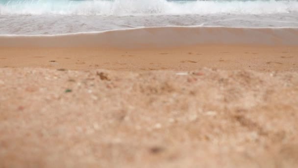 4K Slow Motion materiału toczenia niebieskie fale morskie na złotym piasku plaży w jasnym słoneczny dzień — Wideo stockowe