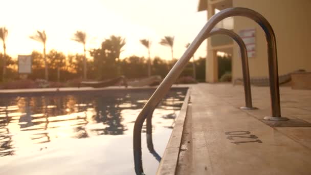 4k slow motion beelden van zwembad in luxe tropische villa op de zonsondergang — Stockvideo