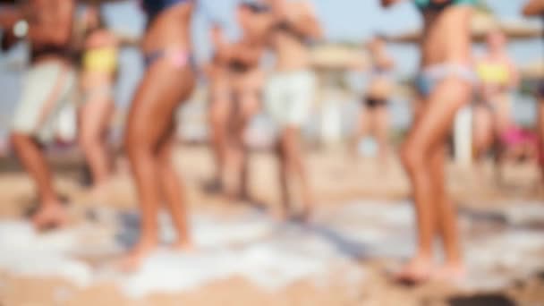 4k footage of beach party at sea. Happy cheerful people dancing and having fun — Stock Video