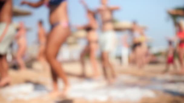 4k замедленной съемки размыли видео людей, танцующих на пляжной дискотеке. Толпа веселится и отдыхает на летних каникулах — стоковое видео