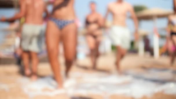 4K πλάνα από μαζορούλιεςνέους ανθρώπους που διασκεδάζουν κατά τη διάρκεια της ντίσκο παραλία. βίντεο εστίασης. Τέλειο φόντο για τις διακοπές ή τις διακοπές σας — Αρχείο Βίντεο