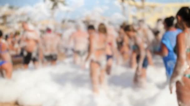 4k uit focus beelden van dansende mensen op de outdoor SOAP Foam party. Plezier en ontspanning op zomer vakantie — Stockvideo