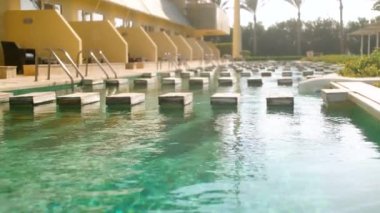 Putdoor yüzme havuzları ile tropikal adada lüks villa 4k video