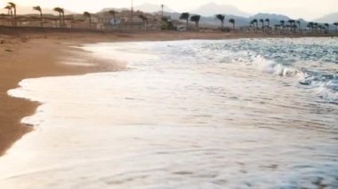 Kumlu plajda haddeleme deniz dalgaları üzerinde inanılmaz günbatımı 4k görüntüleri