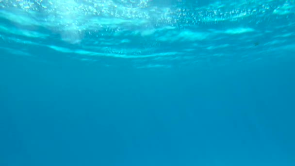 4k câmera lenta vídeo subaquático de raios de sol brilhando através da superfície do mar — Vídeo de Stock