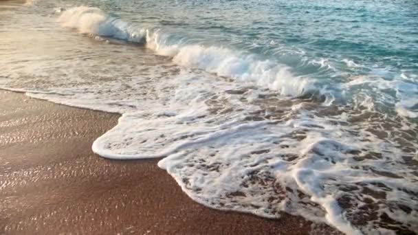 Primer plano de vídeo de hermosas olas azules rompiendo en la costa — Vídeos de Stock