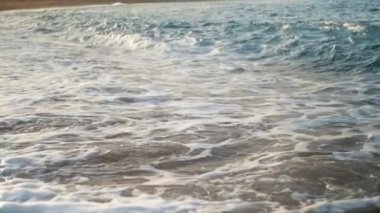 Kumlu plajda akan deniz dalgalarının closeup yavaş çekim video