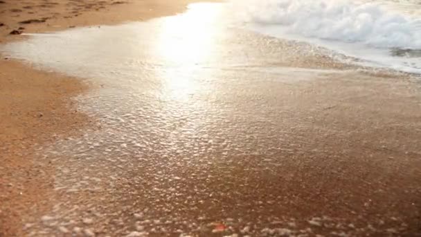 Primer plano de vídeo en cámara lenta de las olas del mar que fluyen en la playa de arena — Vídeo de stock