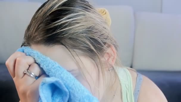 Vídeo de primer plano en cámara lenta de una mujer sudorosa cansada con toalla después de hacer ejercicio en el gimnasio — Vídeos de Stock