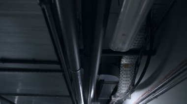 Modern binanın tavanında endüstriyel lambalar ve borular 4k görüntüleri. Grungy arka plan. Kumaş üzerinde koyu iç boyunca hareket eden kamera