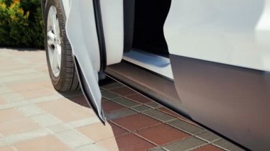Kadın ayakları arabaya yürüyen ve içinde oturan Closeup görüntüleri