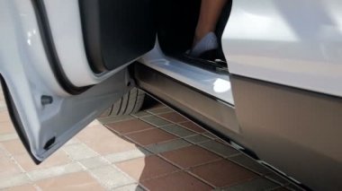 Arabadan çıkan yüksek topuklu ayakkabı seksi kadın ayakları yavaş hareket closeup video