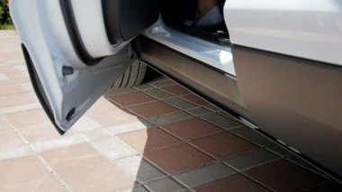 Yüksek topuklu ayakkabı seksi iş kadını Closeup yavaş hareket video araba kapı açılır ve dışarı yürüme