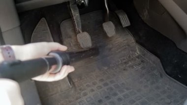 Elektrikli süpürge ile kirli araba halıları temizlik kadın yavaş hareket video