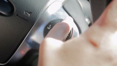 Direksiyon üzerinde tonlama kullanarak seyir kontrolü ve araba radion ayarlayan araba sürücüsücloseup yavaş hareket video