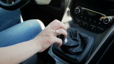 Arabada manuel vites değiştiren kadın sürücü Closeup yavaş çekim video