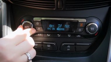 Araba klimafan hızını ayarlayan sürücü yavaş çekim yakın çekim video