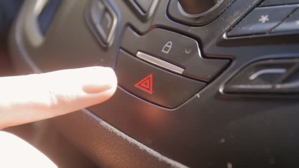 Fechar vídeo em câmera lenta do motorista pressionando o botão de emergência no painel do carro — Vídeo de Stock