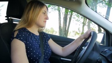 Genç kadının yavaş çekim video bir araba başlar ve kırsal yolda sürücüler