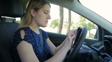 Genç kadının yavaş çekim videosu kırsal yolda araba kullanırken kayboldu. Yolu bulmak için kağıt eşlemi kullanan sürücü