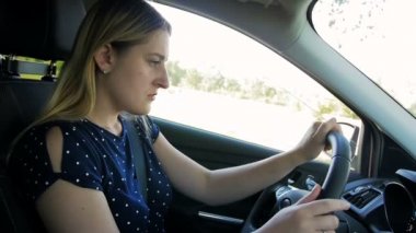Yorgun genç kadının araba kullanırken uykuya dalıp uykuya dalması videosu