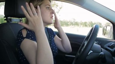 Sinirli genç kadının araba kullanırken bağırıp sinirlenmelerinin yavaş çekim videosu