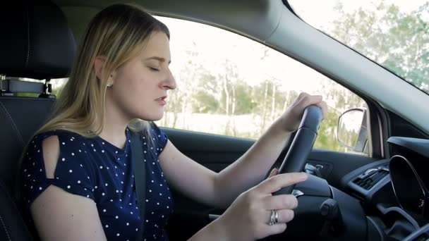 Filmato al rallentatore di una donna esausta che si addormenta — Video Stock