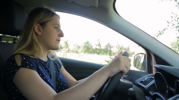 Lambat gerak video marah pengemudi perempuan muda berteriak dan membunyikan klakson sambil mengendarai mobil — Stok Video