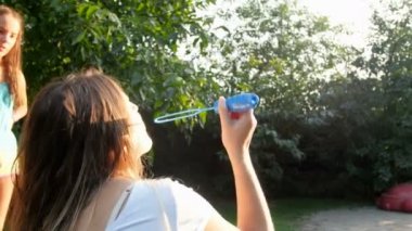 Parkta sabun kabarcıkları üfleme çocuklu mutlu genç ailenin yavaş hareket video