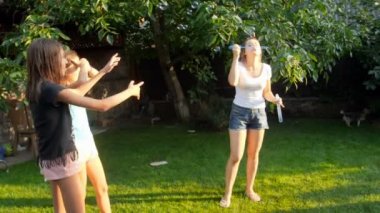 Parkta kızları ile sabun kabarcıkları üfleme güzel genç kadın Yavaş hareket video