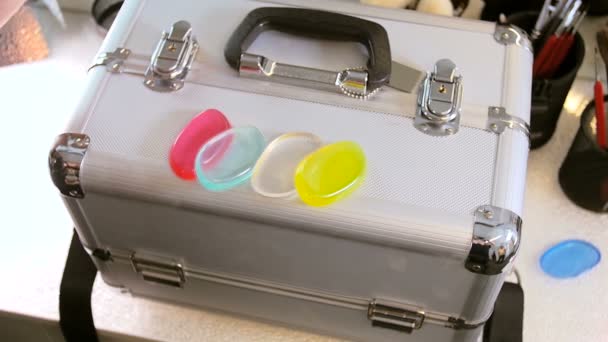 Primer plano de vídeo de coloridas esponjas de gel de silicona para aplicar maquillaje. Tecnología moderna en la ciencia del maquillaje — Vídeos de Stock
