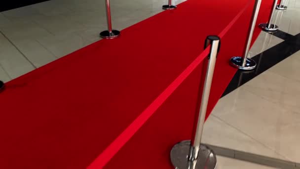 Wideo 4K długiego czerwonego dywanu i barier w konkursie filmowym lub teatralnym. — Wideo stockowe