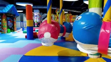 Lunaparktaki atlıkarıncanın 4k görüntüleri. Çocuk güvenliği için yumuşak paspaslarla kaplı cazibe merkezleri