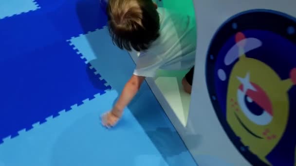 4k vídeo de menino escalando e rastejando em plyaground no parque de diversões — Vídeo de Stock