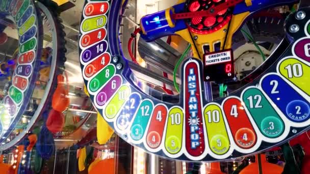 Filmagem 4k de exibição redonda colorida na máquina de fenda no parque de diversões — Vídeo de Stock
