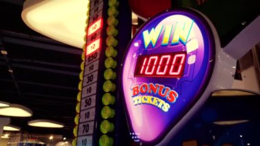 Casino renkli neon ekran 4k görüntüleri. Piyangobüyük ödül veya ikramiye kazanmak için şans alın