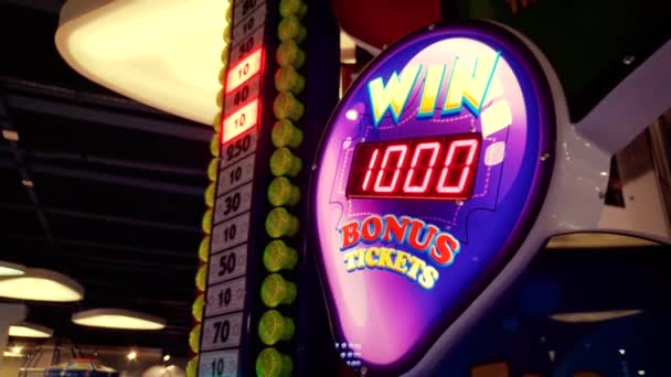 カジノでカラフルなネオンディスプレイの4k映像。宝くじで大きな賞品やジャックポットを獲得するチャンスを得る — ストック動画